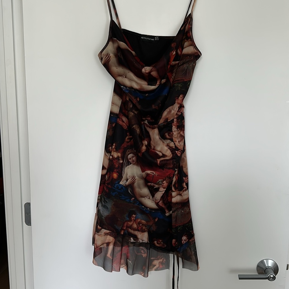 PrettyLittleThing Renaissance Print Mini Dress - Picture 5 of 6
